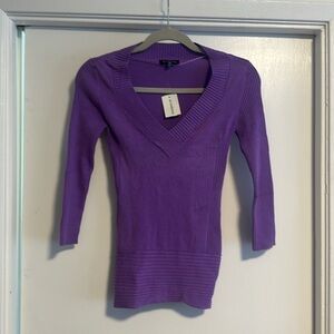 009-BNWT Le Chateau ribbed  V-neck knit sweater with 3/4 length sleeves. xxs